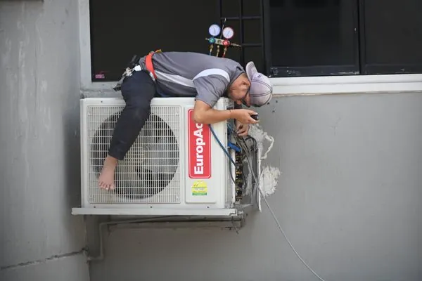 Técnico reparando un aire acondicionado