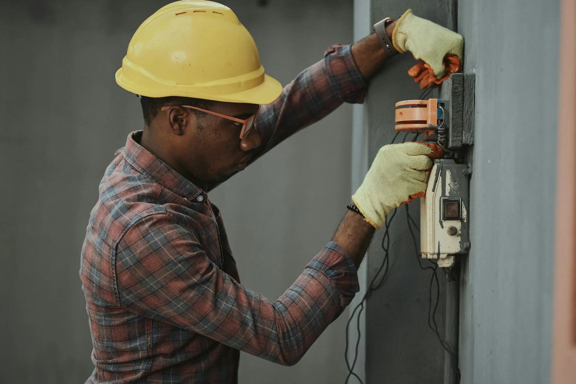Técnico reparando electrodoméstico