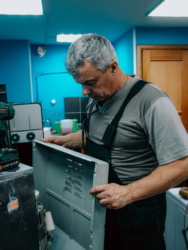 Técnico realizando mantenimiento preventivo a un electrodoméstico