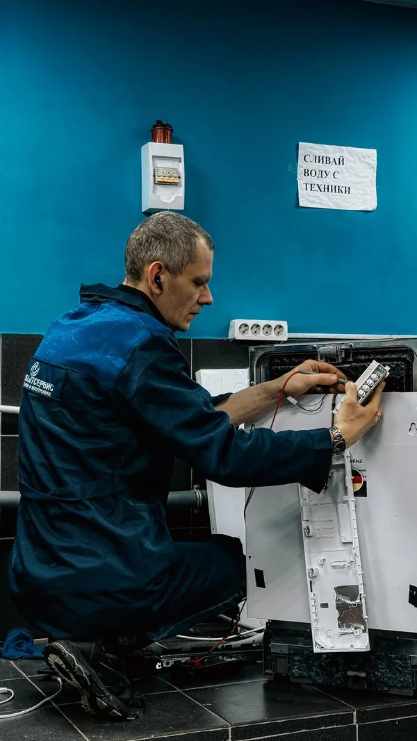 Técnico reparando una lavadora Mabe