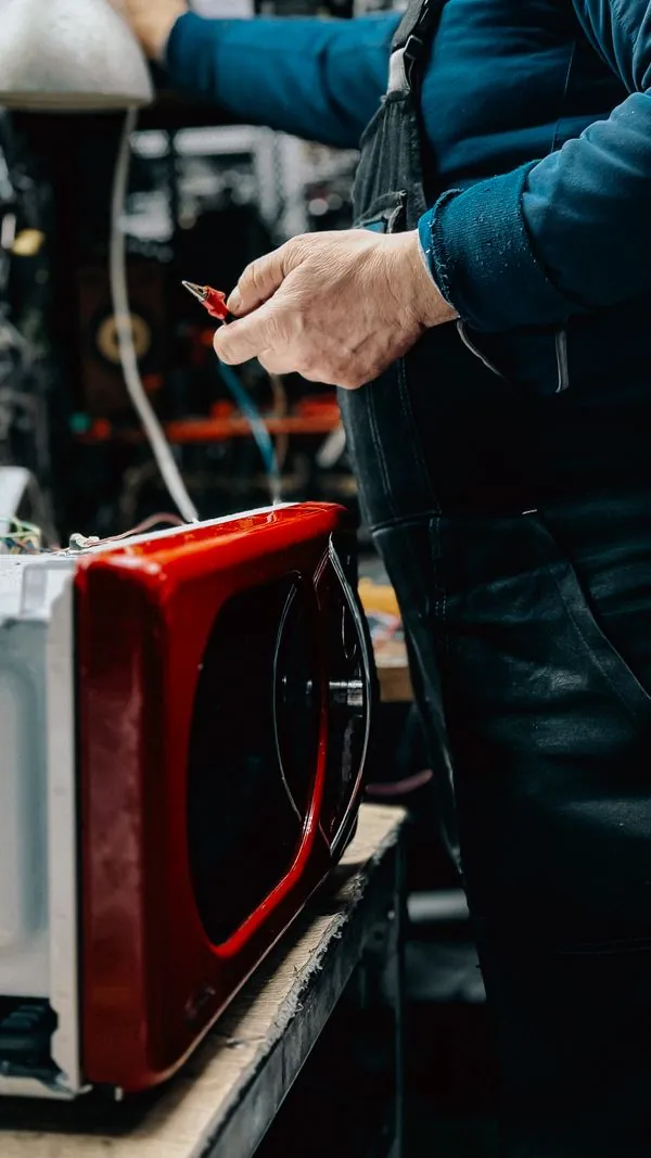 Técnico reparando un microondas Mabe